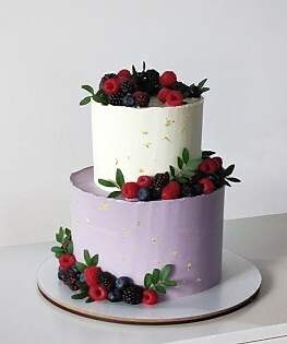 Свадебный торт в два яруса с миксом из сочных ягод