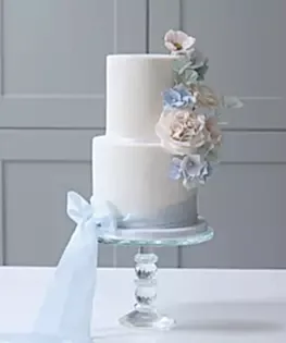 Свадебный торт с голубым бантом