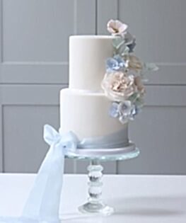 Свадебный торт с голубым бантом