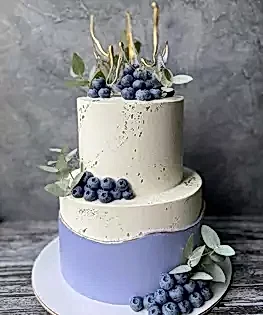 Белый свадебный торт с карамельным декором, ягодами