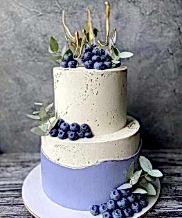 Белый свадебный торт с карамельным декором, ягодами