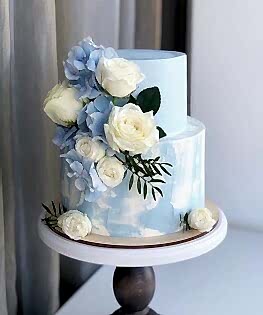Бело-голубой свадебный торт