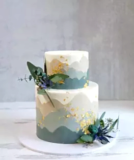 Бело-зеленый свадебный торт с пищевым золотом, росписью, живыми цветами