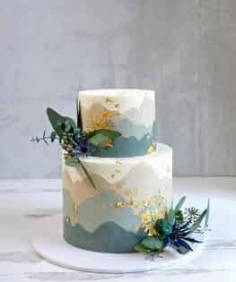 Бело-зеленый свадебный торт с пищевым золотом, росписью, живыми цветами