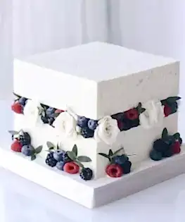 Квадратный свадебный торт с цветами и ягодами