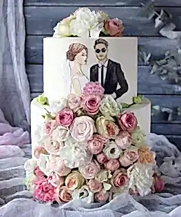 Свадебный торт в два яруса с молодоженами и яркой цветочной композицией