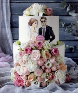 Свадебный торт в два яруса с молодоженами и яркой цветочной композицией