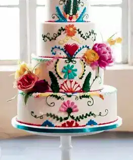 Яркий свадебный торт с росписью