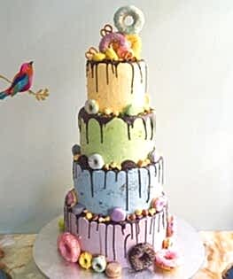 Яркий свадебный торт в четыре яруса с пончиками