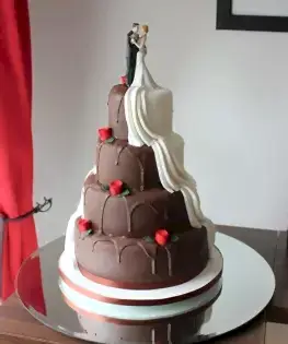 Двухслойный торт на свадьбу с фигурками невесты и жениха