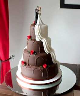 Двухслойный торт на свадьбу с фигурками невесты и жениха