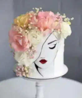Свадебный торт с девушкой и живыми цветами