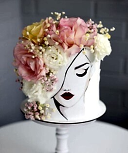 Свадебный торт с девушкой и живыми цветами