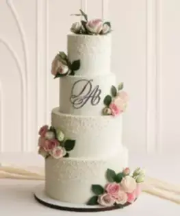 Свадебный торт в четыре яруса с живыми цветами и инициалами