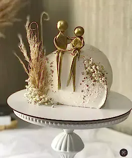 Свадебный торт с сухоцветами и мастичными фигурками