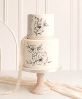 Свадебный торт с цветочной росписью и бантом