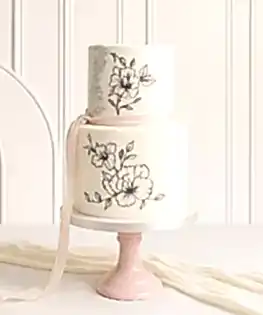 Свадебный торт с цветочной росписью и бантом