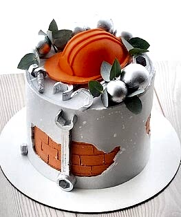 Торт на День Строителя с каской и ключом