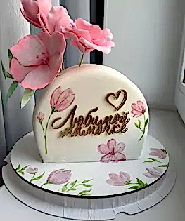 Торт женский с сахарными цветами