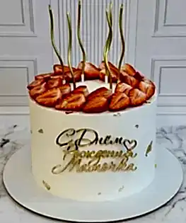 Торт для мамы с клубникой и 6 свечами