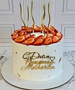 Торт для мамы с клубникой и 6 свечами