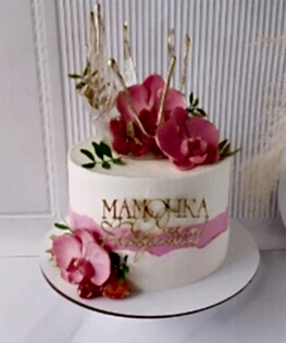 Торт для мамы с сахарными цветами и вазой