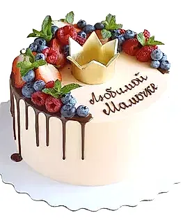 Торт для мамы с короной и ягодами