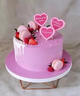 Торт для мамы с топперами, макарунами и ягодами