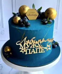 Торт мужской темно-синий с шоколадными шарами и ягодами