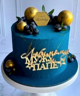 Торт мужской темно-синий с шоколадными шарами и ягодами