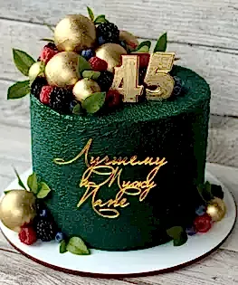 Торт зеленый мужской  с шоколадными шарами, ягодами и надписями