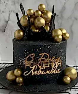 Торт мужской черный с шоколадными шарами и топпером
