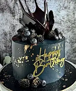 Торт черный с топпером, ягодами и изомальтовой вазой