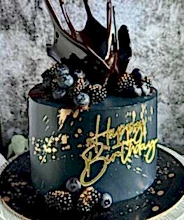Торт черный с топпером, ягодами и изомальтовой вазой
