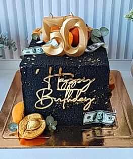 Торт черный квадратный с топпером и сахарной печатью