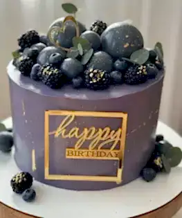 Торт фиолетовый с топпером, ягодами и шоколадными шарами