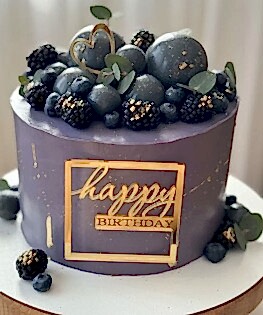 Торт фиолетовый с топпером, ягодами и шоколадными шарами