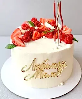 Торт для мамы с ягодами и свечами