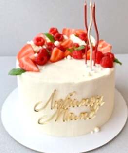 Торт для мамы с ягодами и свечами