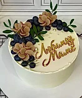 Торт для мамы с ягодами и сахарными цветами