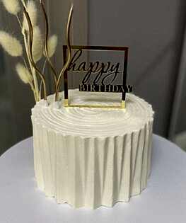 Торт в классическом стиле с топпером и сухоцветом