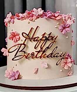 Торт с сахарными цветами и топпером