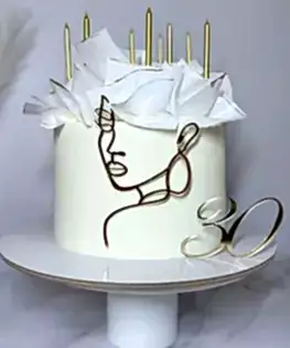 Торт для девушки с топпером в классическом стиле