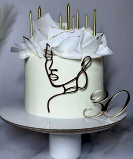 Торт для девушки с топпером в классическом стиле