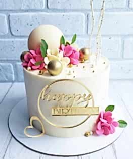 Торт с сахарными цветами и топпером для девушки