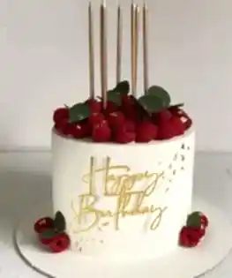 Торт с малиной и свечами