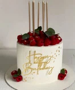 Торт с малиной и свечами