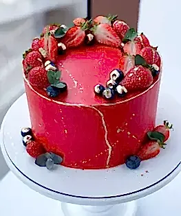 Торт красный с ягодами и позолотой
