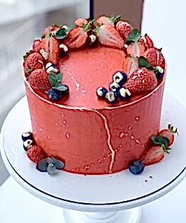 Торт красный с ягодами и позолотой