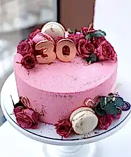 Торт розовый с живыми цветами и макарунс